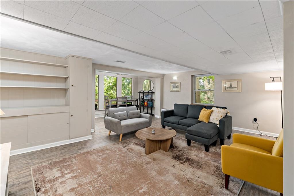 231 Woodside Road Pittsburgh, PA 15221 - Photo 20 of 34 a living room with furniture and a window