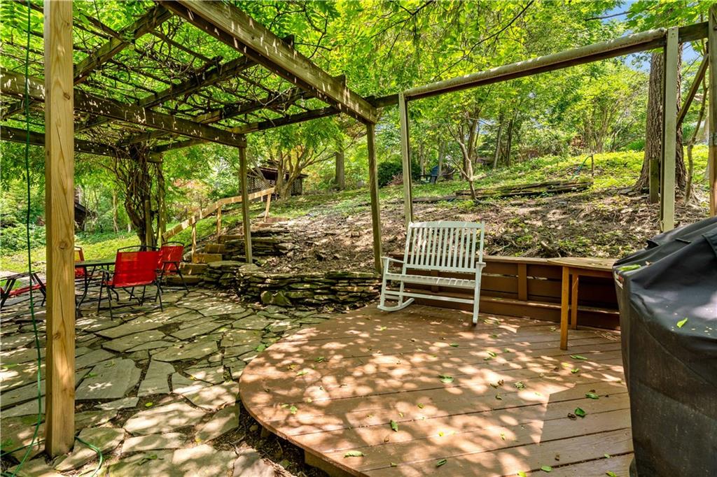 231 Woodside Road Pittsburgh, PA 15221 - Photo 28 of 34 a view of sitting area with chairs