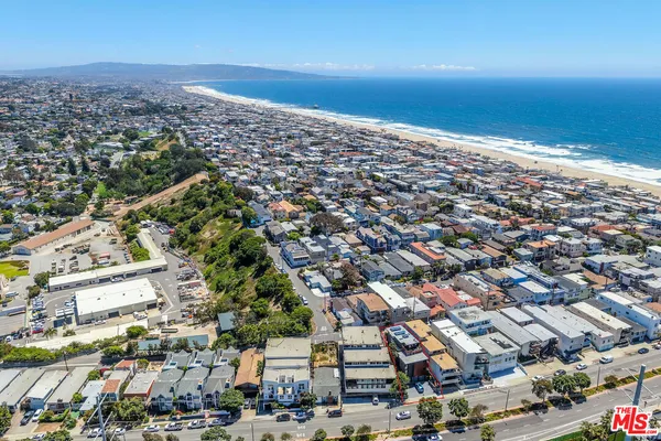 $2,500 | 472 Rosecrans Avenue, Unit 2, Manhattan Beach, CA 90266