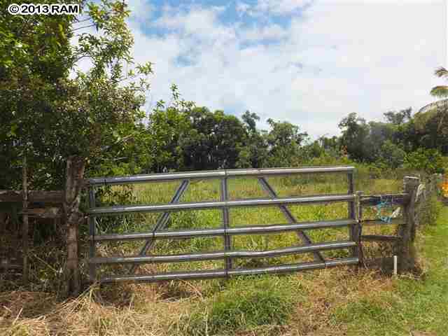 0 Hog Back Road, Unit LOT 17 Haiku, HI 96708 - Photo 7 of 11 a wooden fence with a lake view