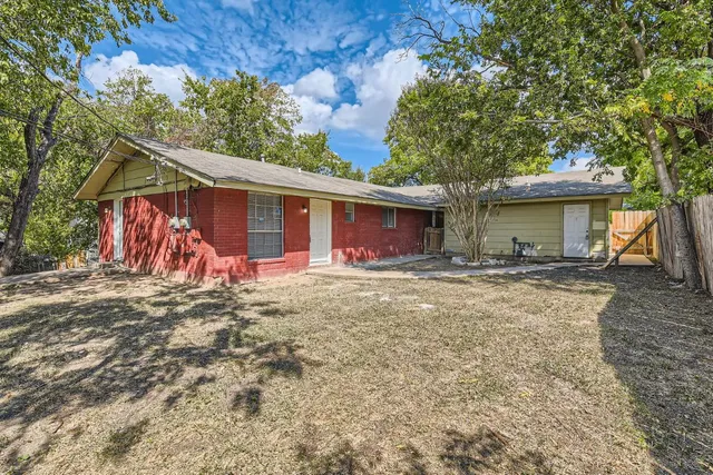 $1,325 | 2516 Glen Springs Way, Unit B, Austin, TX 78741