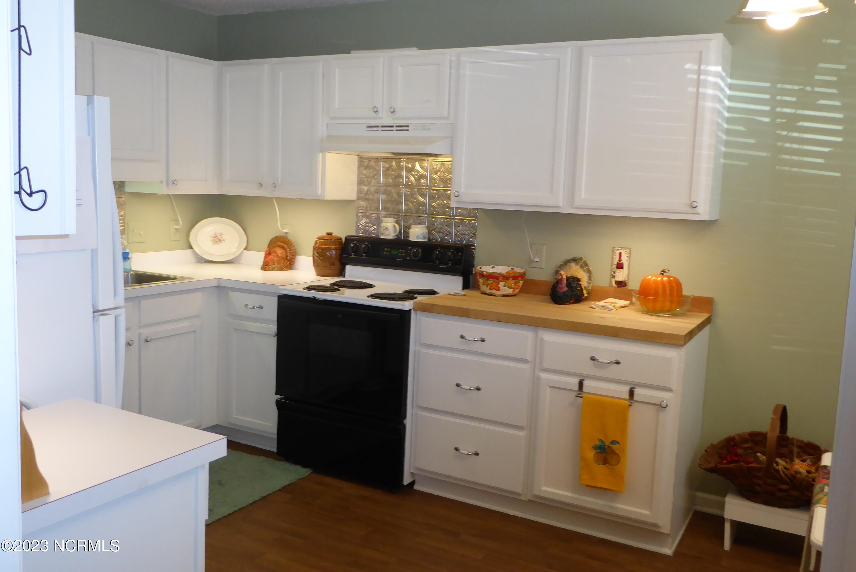 303 Barbour Road, Unit 403 Morehead City, NC 28557 - Photo 25 of 26 kitchen2