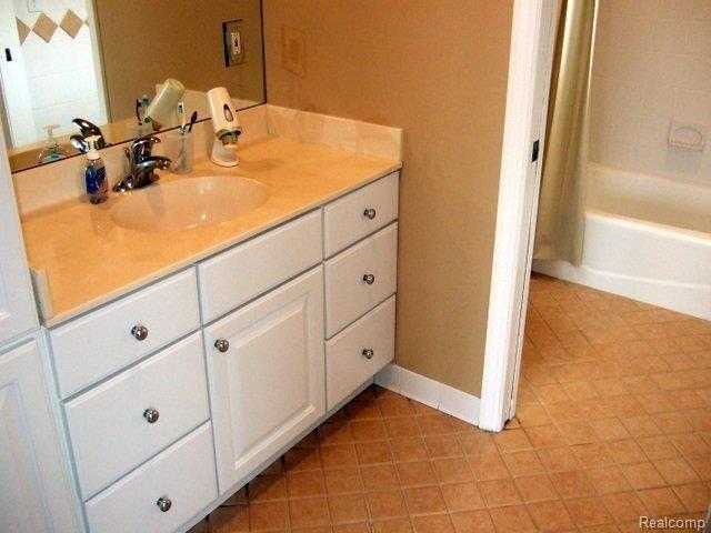 5758 Mason Road Fowlerville, MI 48836 - Photo 17 of 25 Mstr bdrm bath-full ceramic tile