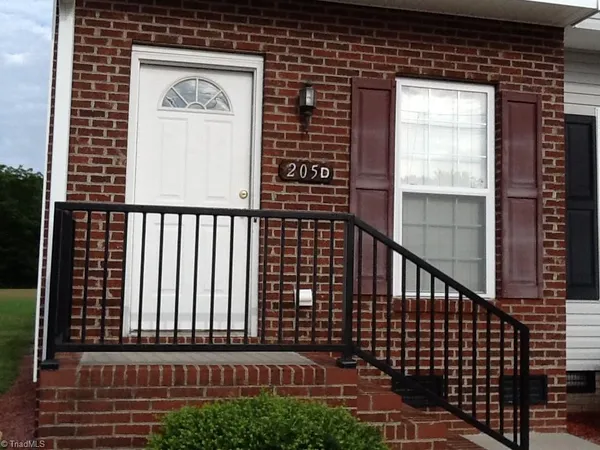 $1,000 | 205 Nelson Street, Unit D, Pilot Mountain, NC 27041