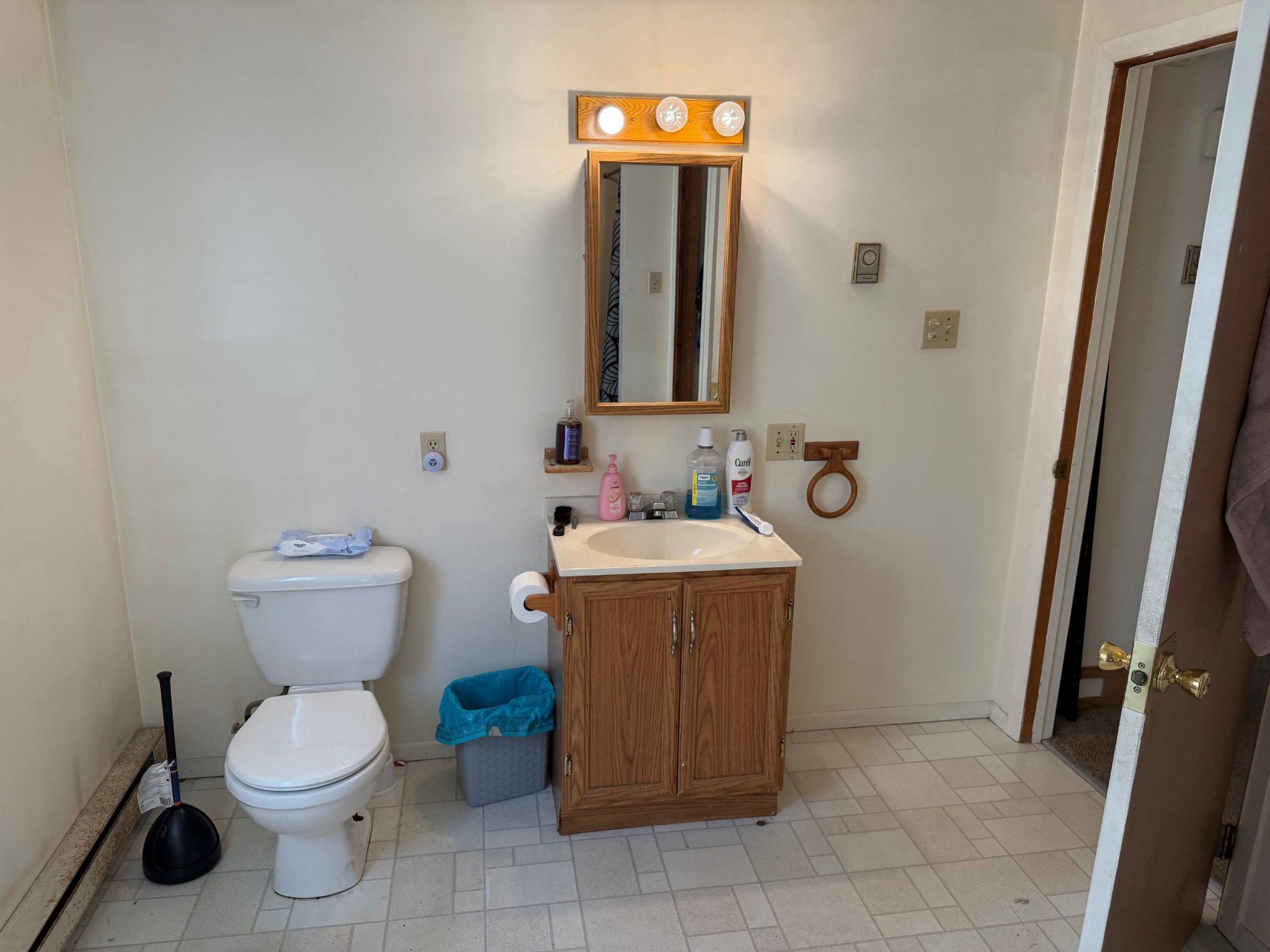 114 East Ruddle Street Coaldale, PA 18218 - Photo 21 of 29 Second Floor Apartment Bathroom/Laundry