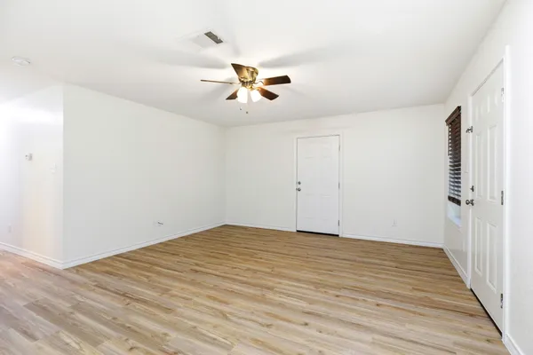 $1,500 | 823 North Commerce Street, Unit A, Lockhart, TX 78644