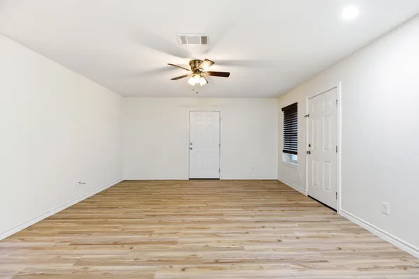 $1,500 | 823 North Commerce Street, Unit A, Lockhart, TX 78644