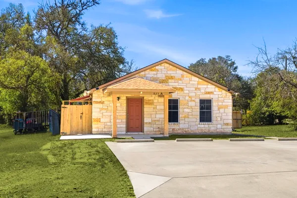 $1,500 | 823 North Commerce Street, Unit A, Lockhart, TX 78644