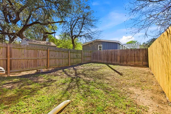 $1,500 | 823 North Commerce Street, Unit A, Lockhart, TX 78644