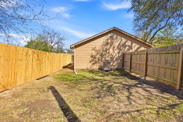 $1,500 | 823 North Commerce Street, Unit A, Lockhart, TX 78644