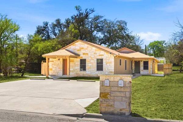 $1,500 | 823 North Commerce Street, Unit A, Lockhart, TX 78644