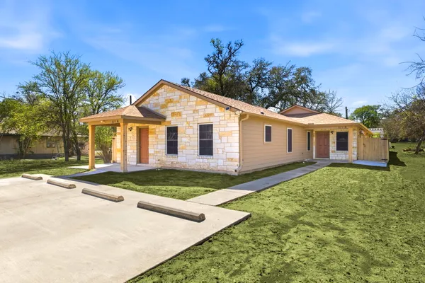 $1,500 | 823 North Commerce Street, Unit A, Lockhart, TX 78644