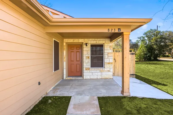 $1,500 | 823 North Commerce Street, Unit A, Lockhart, TX 78644