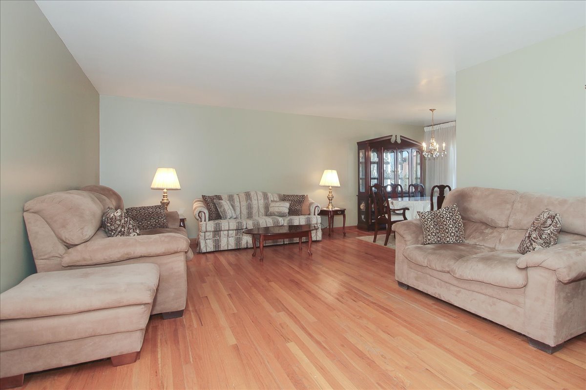 530 Castle Road Addison, IL 60101 - Photo 3 of 30 Gallery Image 3