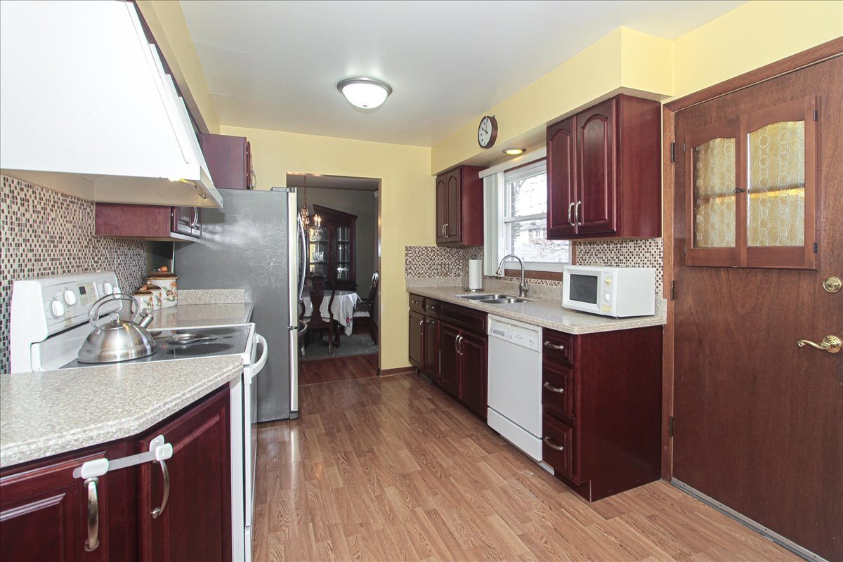 530 Castle Road Addison, IL 60101 - Photo 8 of 30 Gallery Image 8