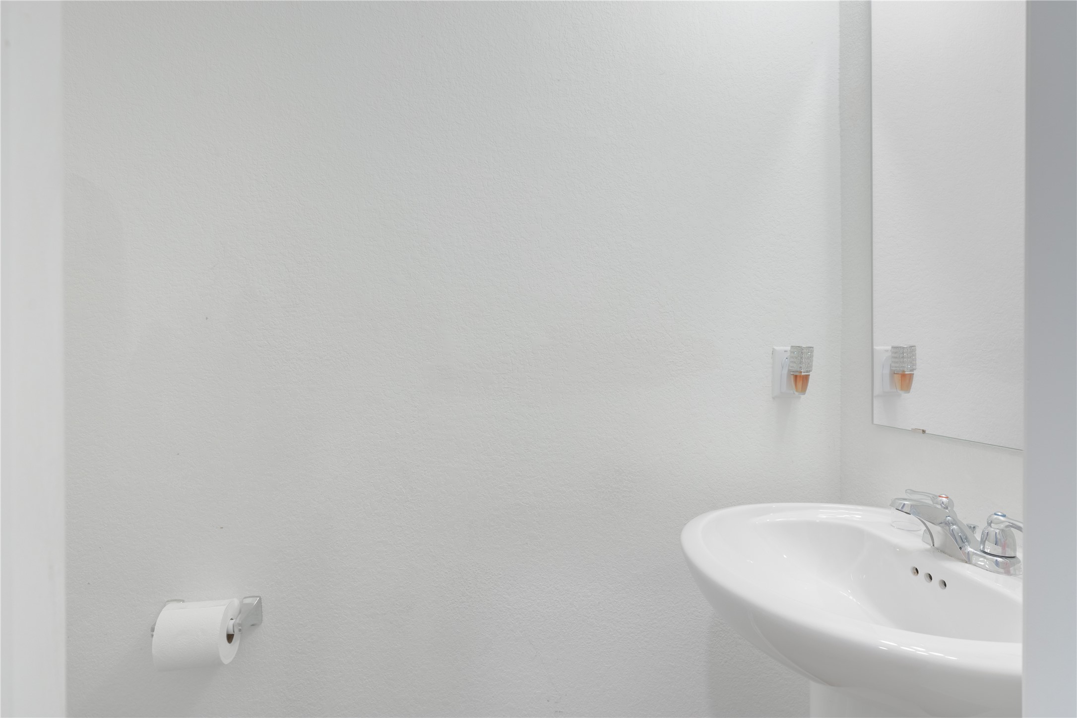 425 Perfect World Loop Jarrell, TX 76537 - Photo 22 of 29 Pedestal sink with chrome faucet set