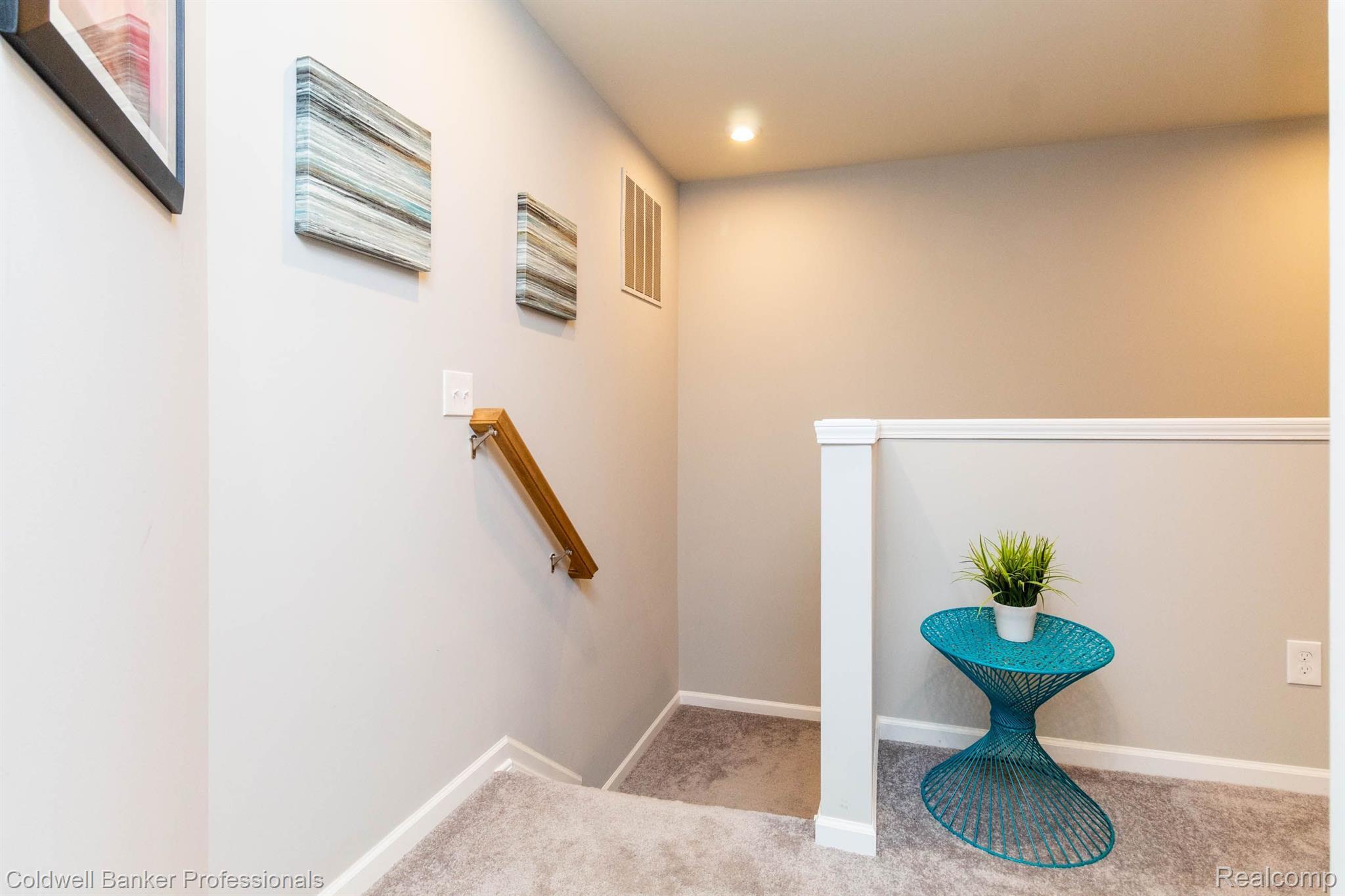 336 Strawberry Drive Rochester, MI 48307 - Photo 23 of 47 Upstairs hall