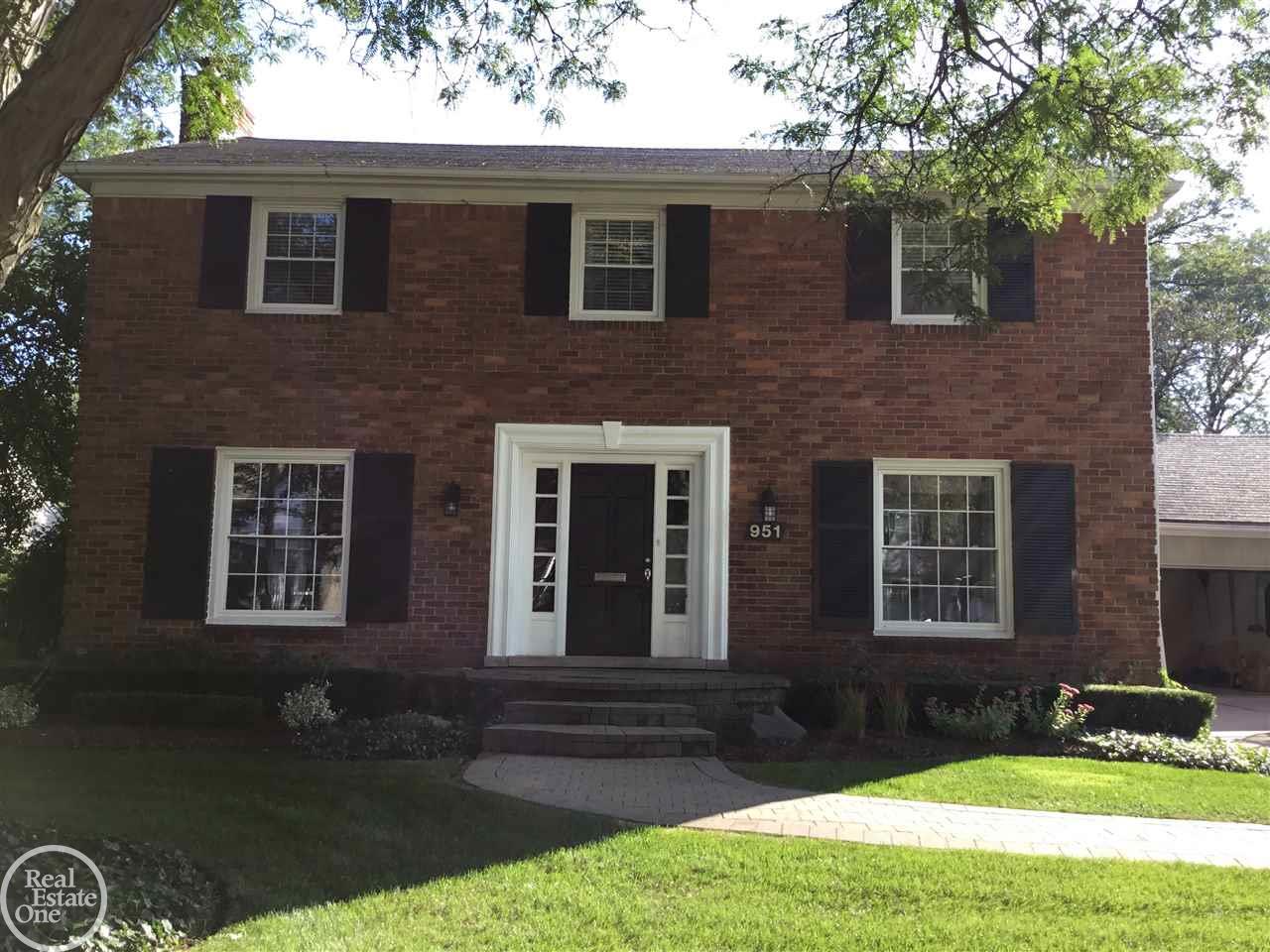 951 North Oxford Road Grosse Pointe Woods, MI 48236 - Photo 1 of 32