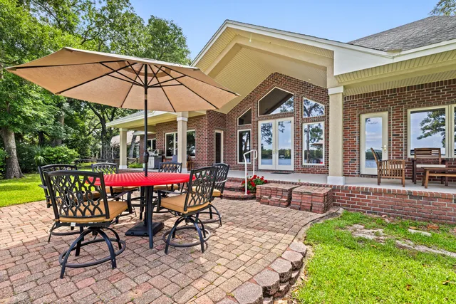 a view of a house with backyard and garden