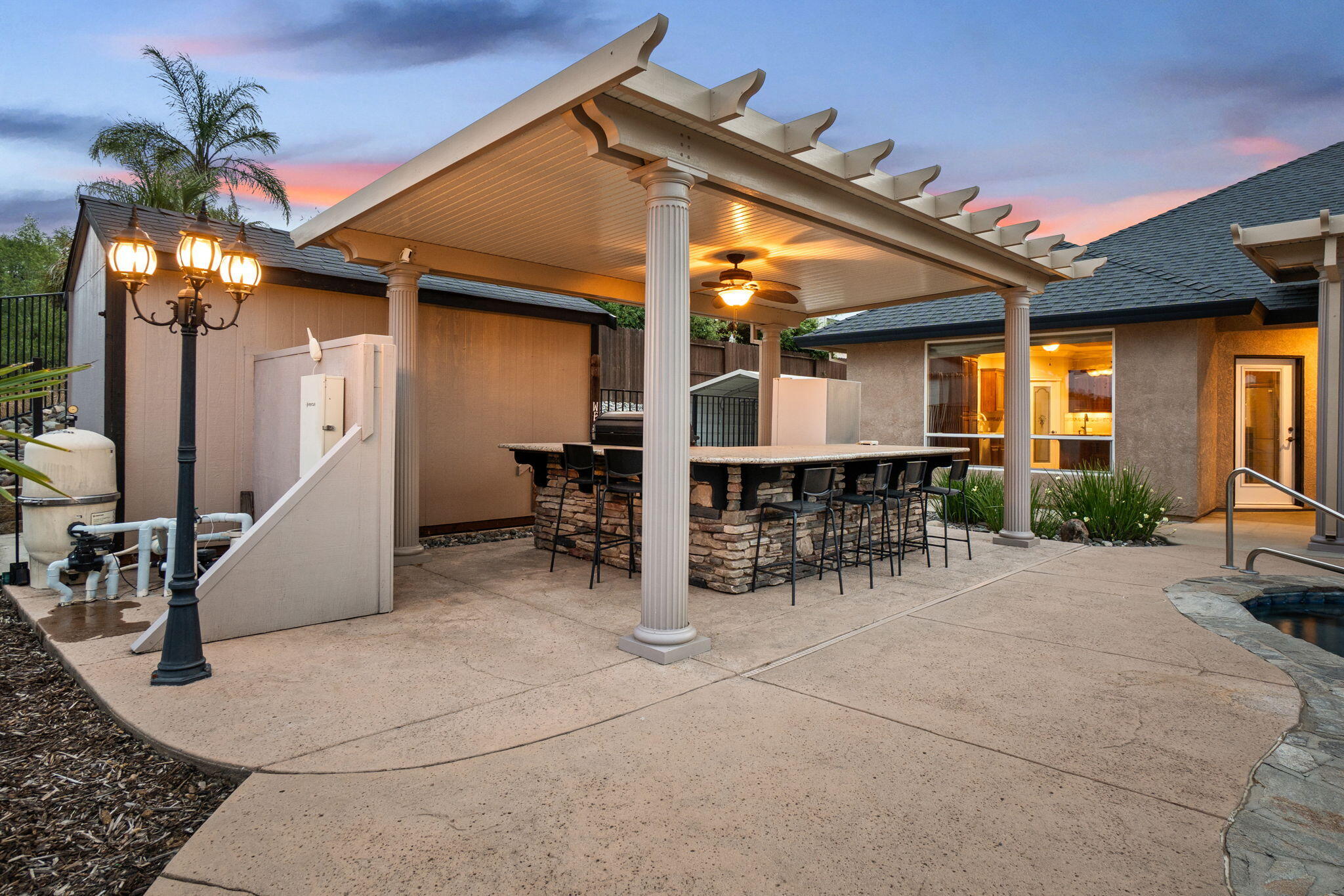 372 Stinson Loop Redding, CA 96003 - Photo 49 of 79 Patio