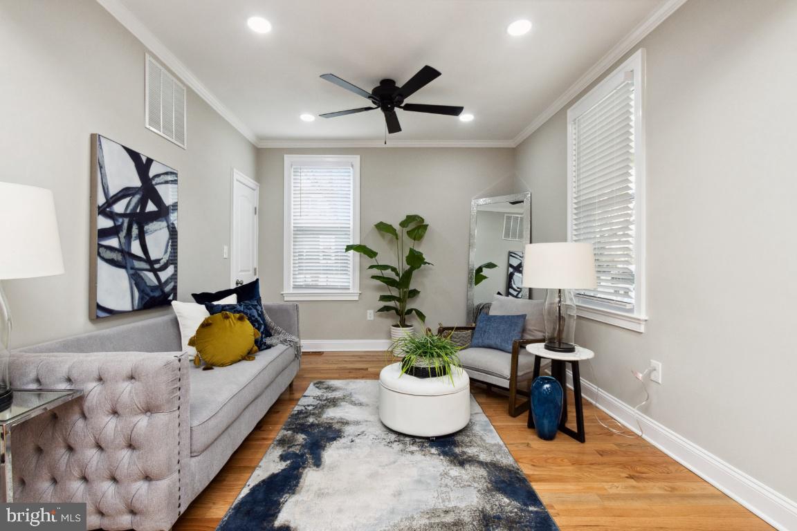 4 Mt De Sales Road Baltimore, MD 21229 - Photo 3 of 20 Living Room