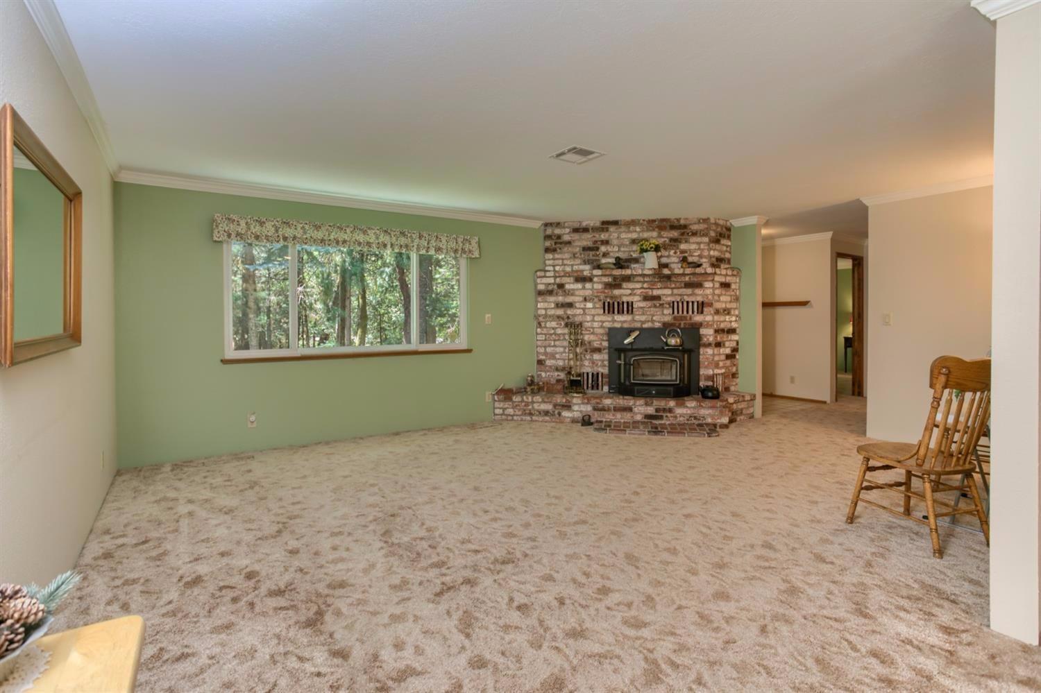 5100 Tunnel Loop Road Grants Pass, OR 97526 - Photo 12 of 34 Large living room.......