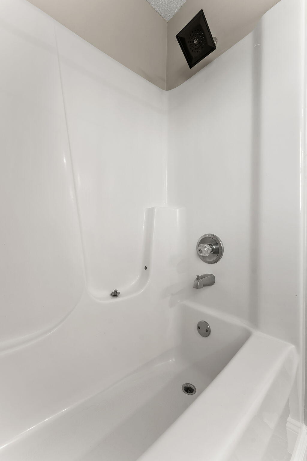 897 Jane Avenue Chesterton, IN 46304 - Photo 28 of 40 a bathroom with a bathtub