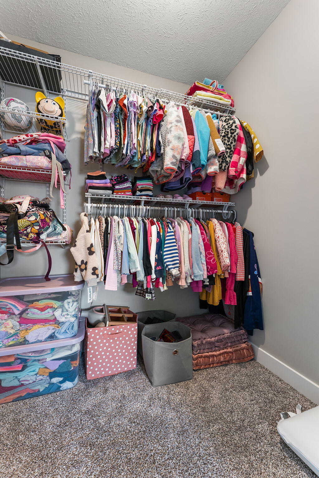897 Jane Avenue Chesterton, IN 46304 - Photo 30 of 40 a room with lots of different colored cloths