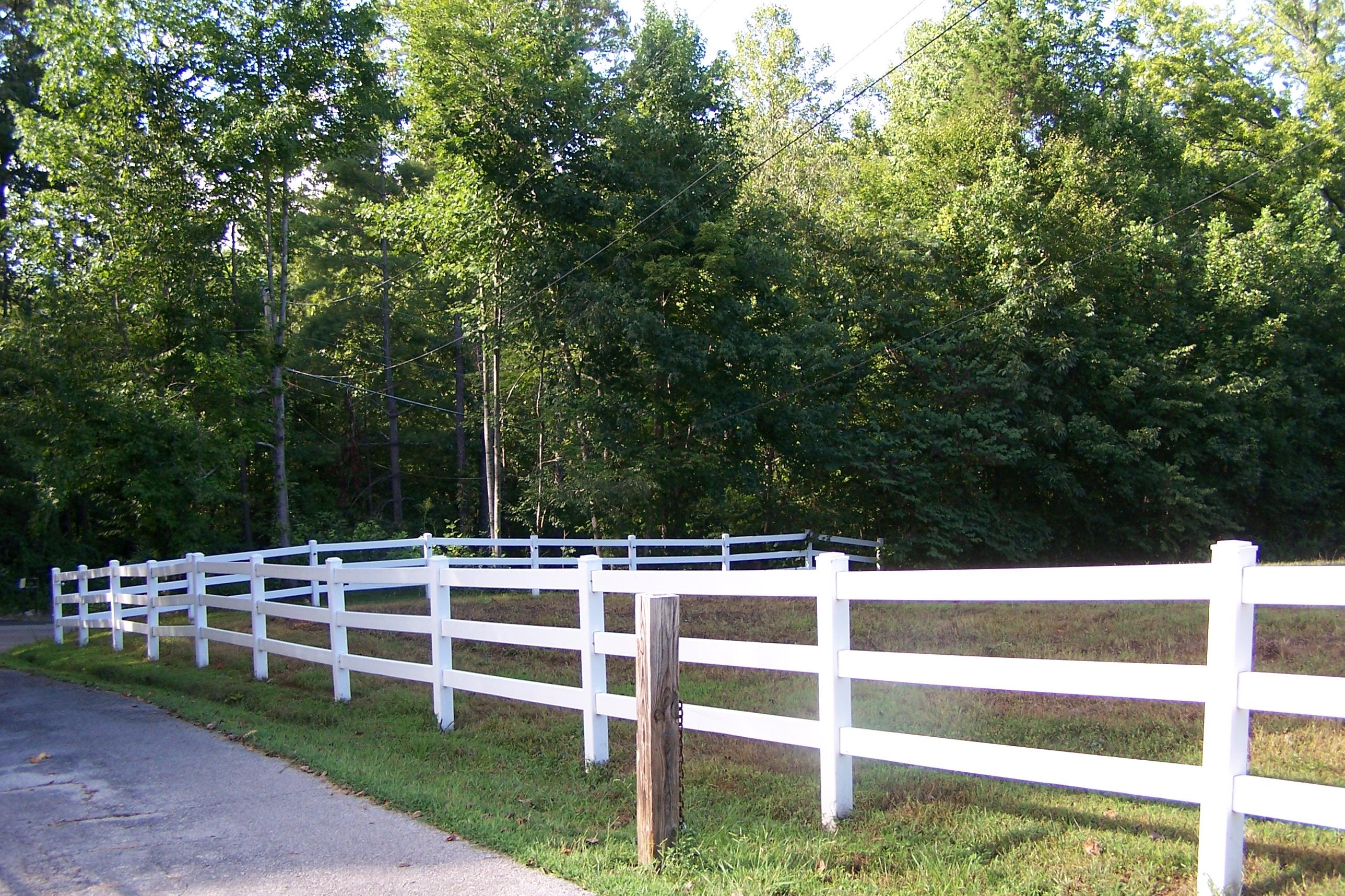 643 Mahoney Road Oliver Springs, TN 37840 - Photo 31 of 34 Vinyl Fence