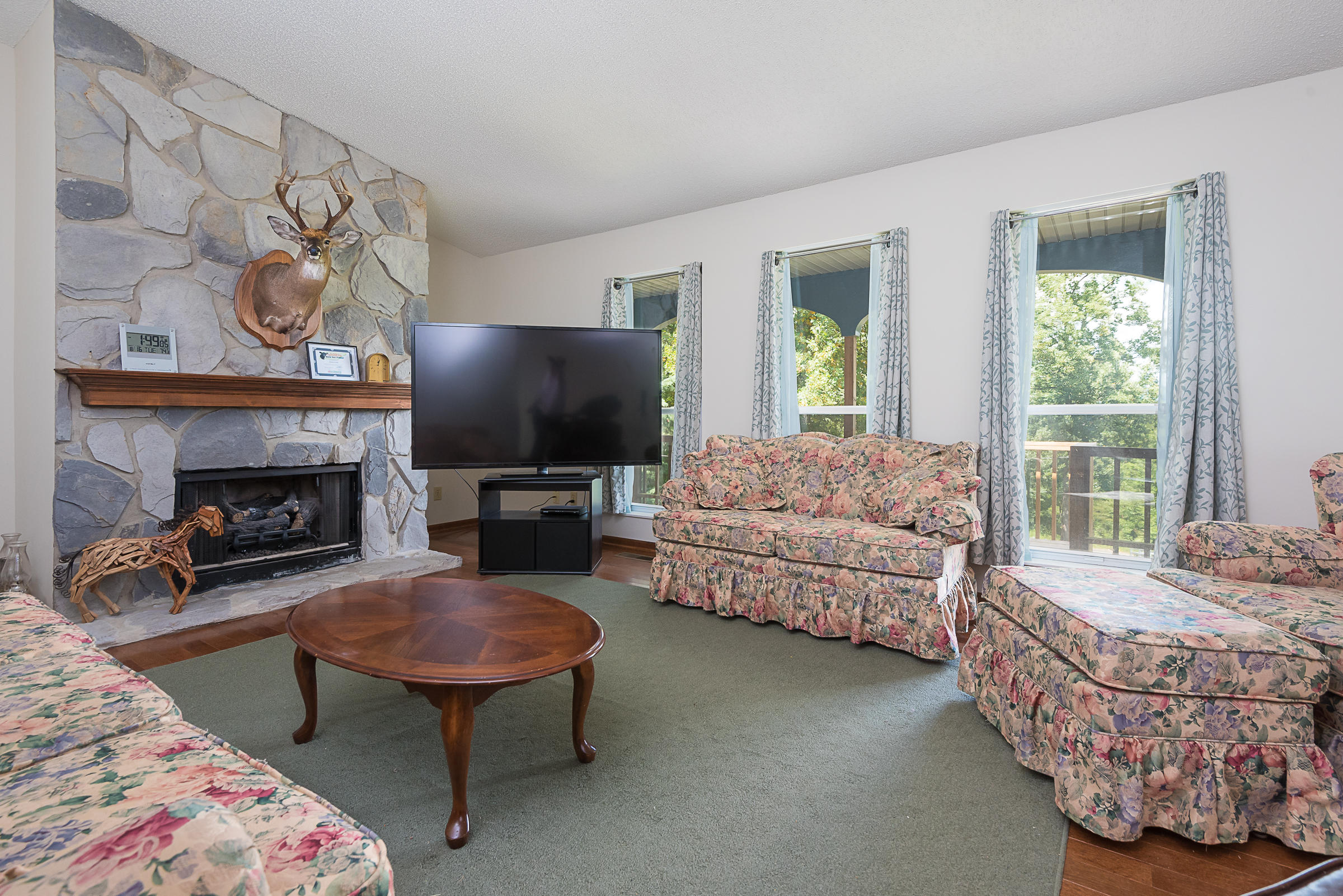 643 Mahoney Road Oliver Springs, TN 37840 - Photo 8 of 34 Large Living Room