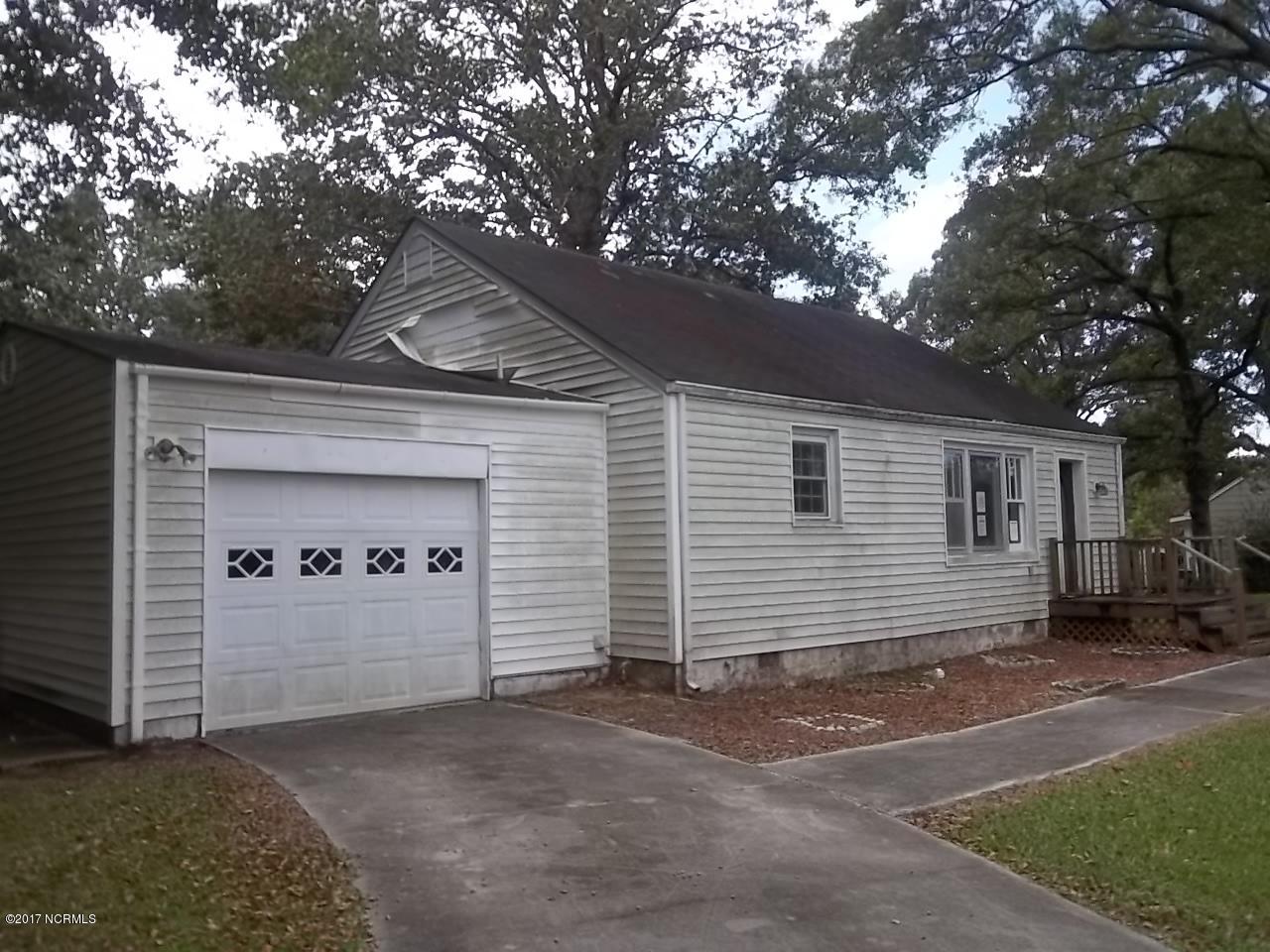 106 Wynne Road Havelock, NC 28532 - Photo 3 of 15 Attached Garage & Drive