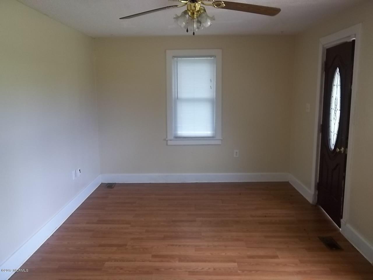 106 Wynne Road Havelock, NC 28532 - Photo 5 of 15 Living Room to Entry