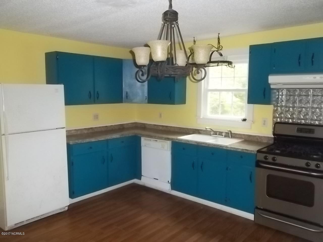 106 Wynne Road Havelock, NC 28532 - Photo 9 of 15 Kitchen & Dining Area