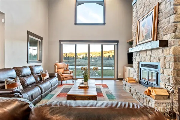 $1,048,000 | 38 Singing Spgs Way, Garden Valley, ID 83622