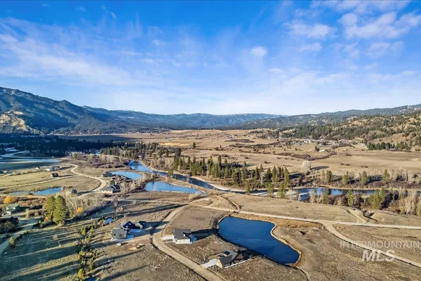 $1,048,000 | 38 Singing Spgs Way, Garden Valley, ID 83622