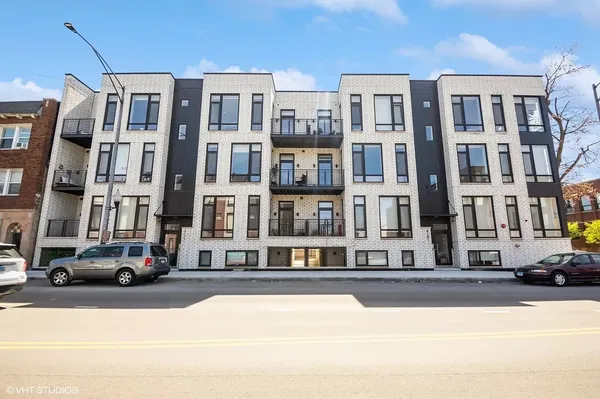 $3,200 | 4177 West Belmont Avenue, Unit 2, Chicago, IL 60641