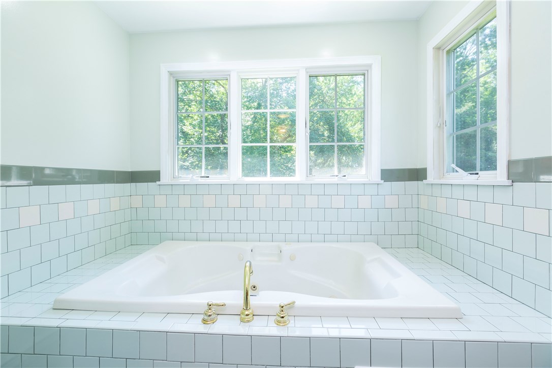 505 Old Coach Road Charlestown, RI 02813 - Photo 22 of 40 master bedroom Jacuzzi tub