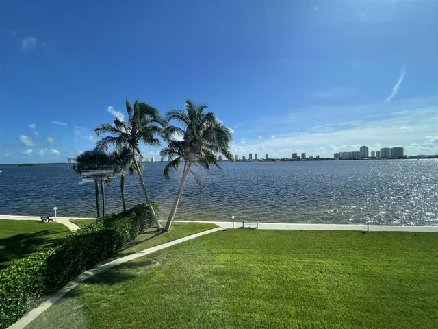 $555,000 | 401 Lake Shore Drive, Unit 301, Lake Park, FL 33403
