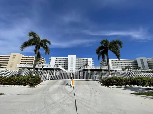 $555,000 | 401 Lake Shore Drive, Unit 301, Lake Park, FL 33403