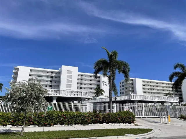 $555,000 | 401 Lake Shore Drive, Unit 301, Lake Park, FL 33403