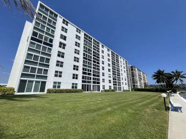 $555,000 | 401 Lake Shore Drive, Unit 301, Lake Park, FL 33403