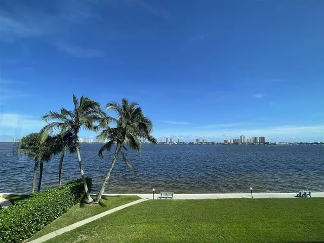 $555,000 | 401 Lake Shore Drive, Unit 301, Lake Park, FL 33403