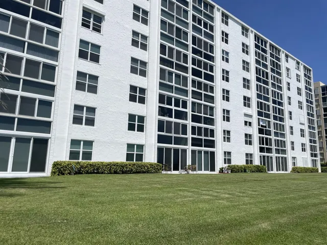 $555,000 | 401 Lake Shore Drive, Unit 301, Lake Park, FL 33403