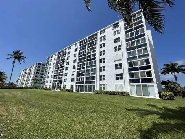 $555,000 | 401 Lake Shore Drive, Unit 301, Lake Park, FL 33403