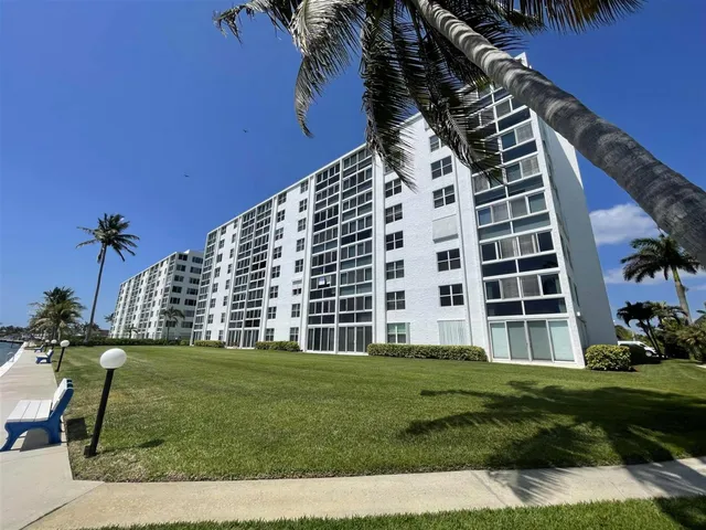 $555,000 | 401 Lake Shore Drive, Unit 301, Lake Park, FL 33403