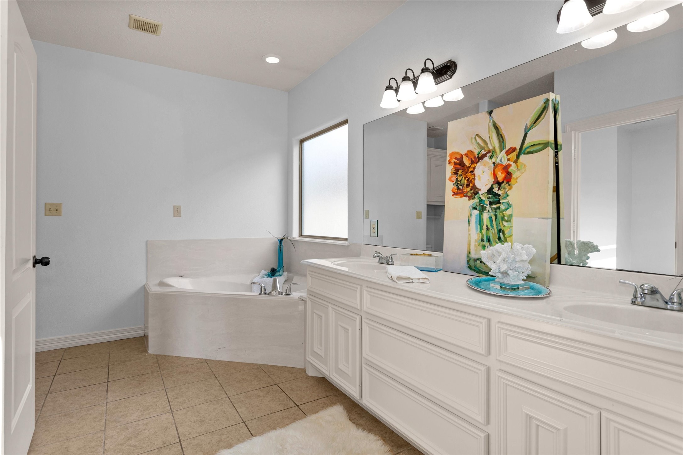 111 Cove Place Montgomery, TX 77356 - Photo 13 of 29 a bathroom with a sink a large mirror and a bathtub