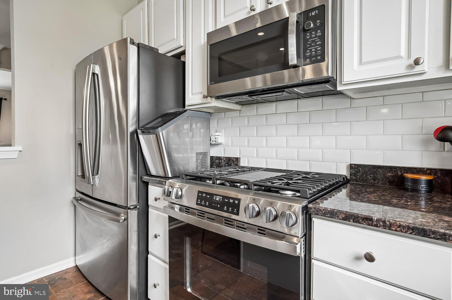 3757 Glebe Meadow Way Edgewater, MD 21037 - Photo 19 of 61 Sleek kitchen with modern appliances.