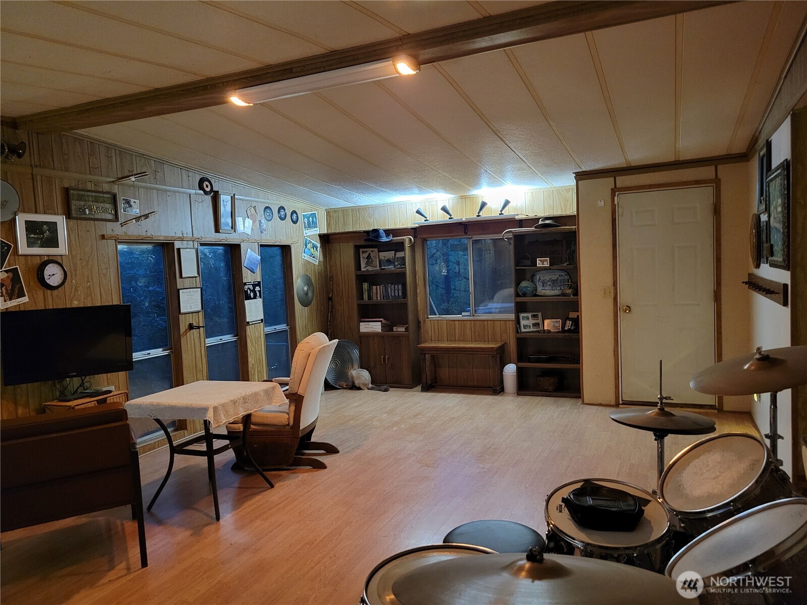 3824 Birch Bay Lynden Road Custer, WA 98240 - Photo 15 of 31 a room with furniture