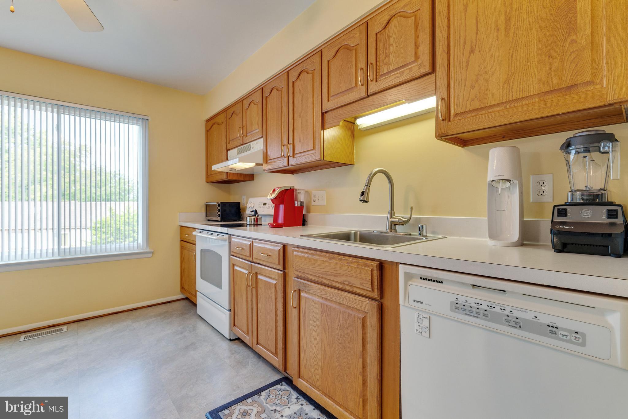 8980 Centerway Road Gaithersburg, MD 20879 - Photo 11 of 32 Kitchen