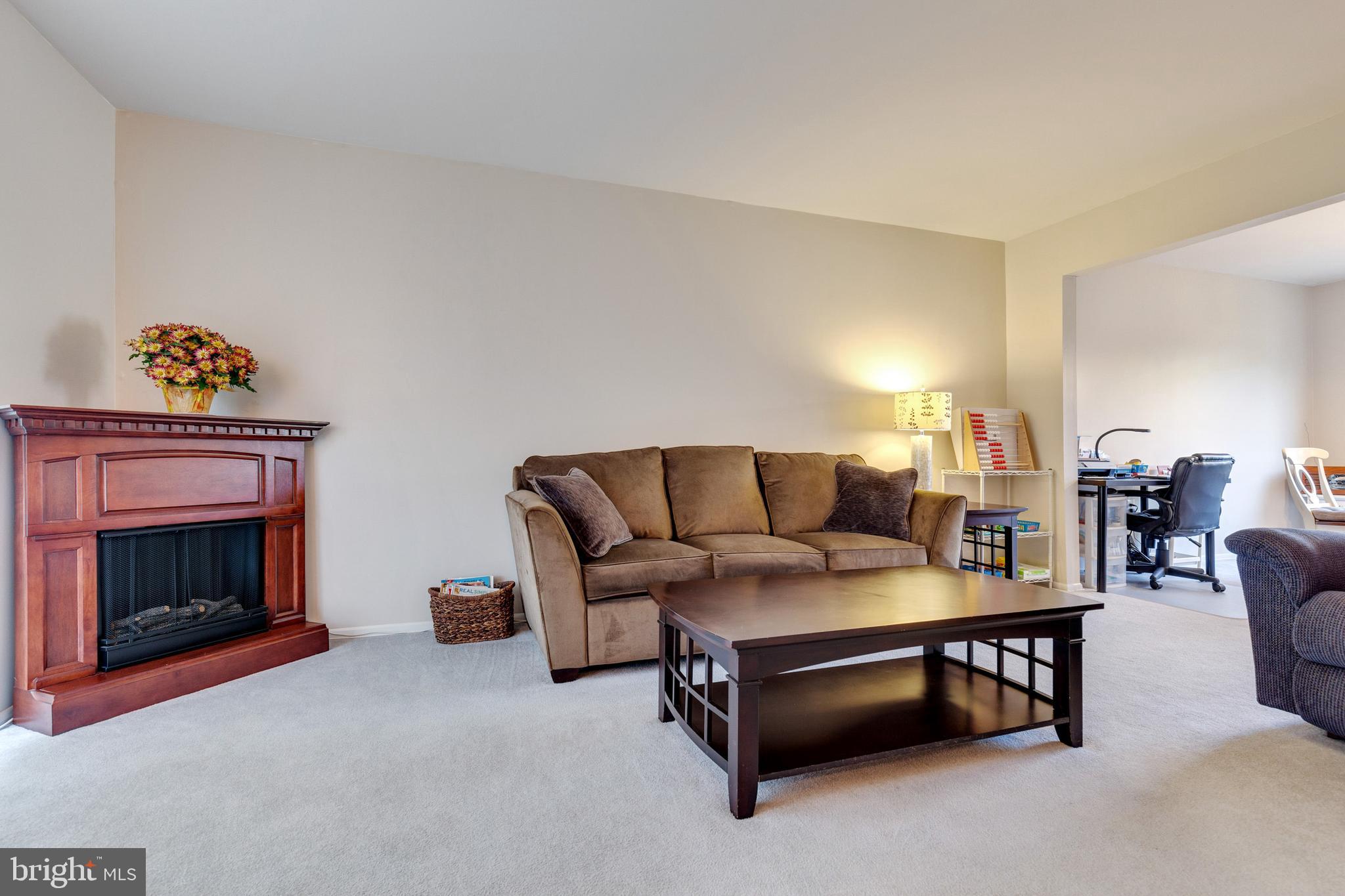 8980 Centerway Road Gaithersburg, MD 20879 - Photo 4 of 32 Living Room